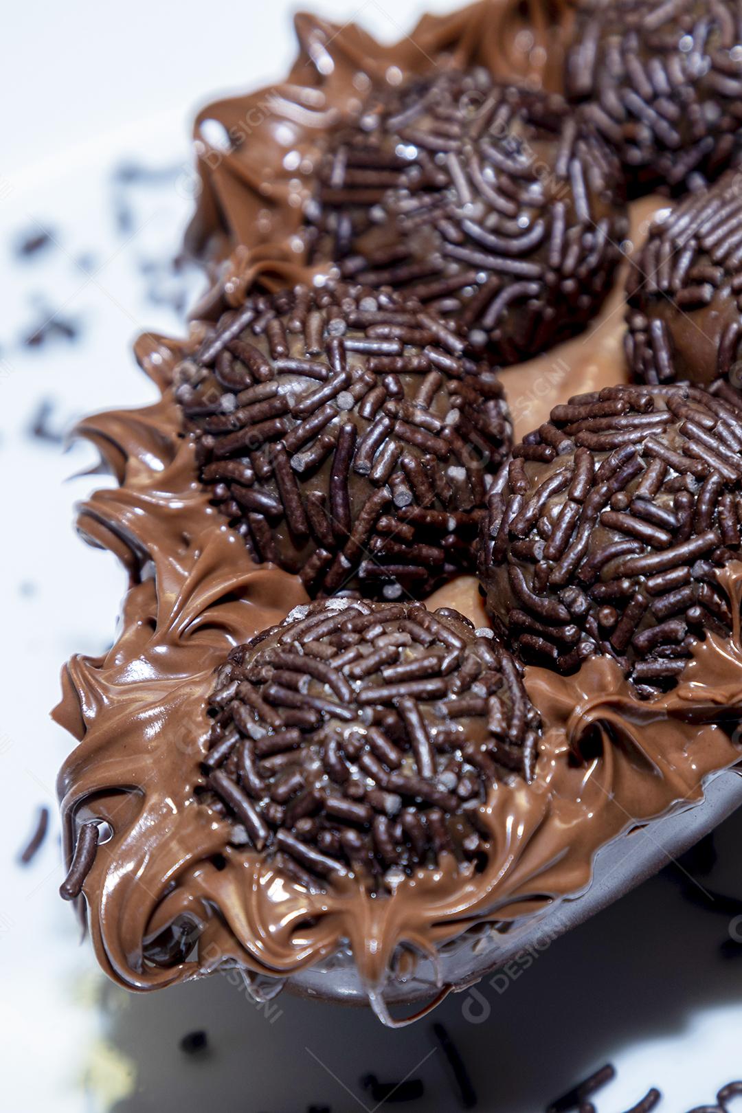 Ovos de Colher Recheado Com Chocolates Imagem JPG