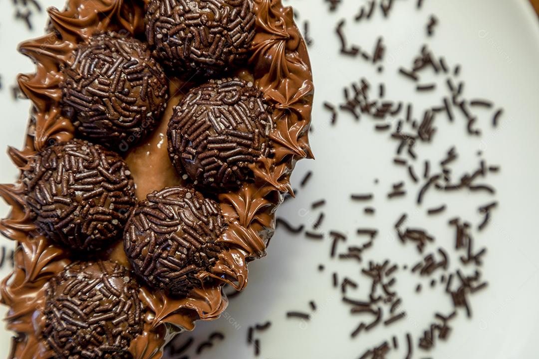 Ovo de Colher Recheado De Chocolate Imagem JPG