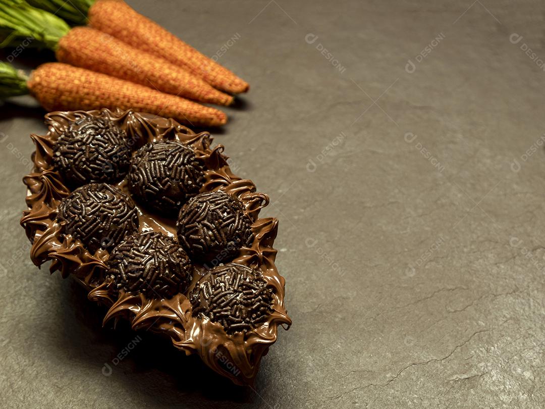 Ovos de Colher Recheado Com Chocolates Imagem JPG