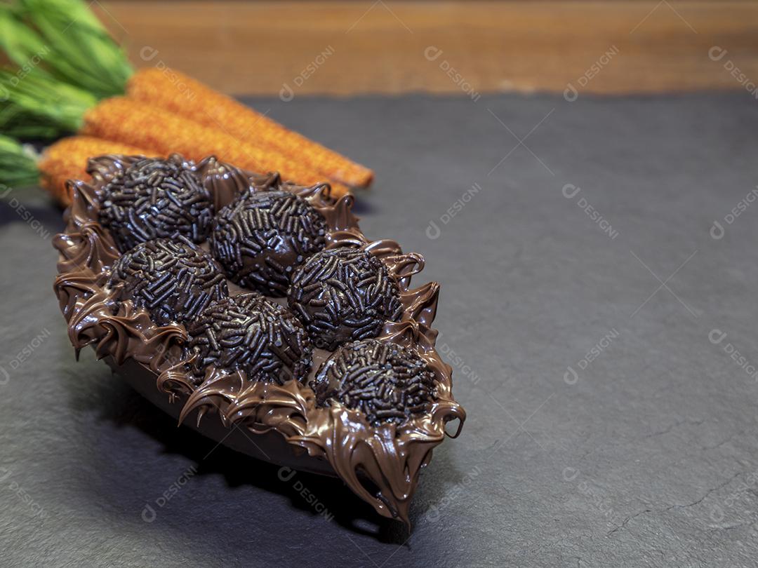 Ovos de Colher Recheado Com Chocolates Imagem JPG