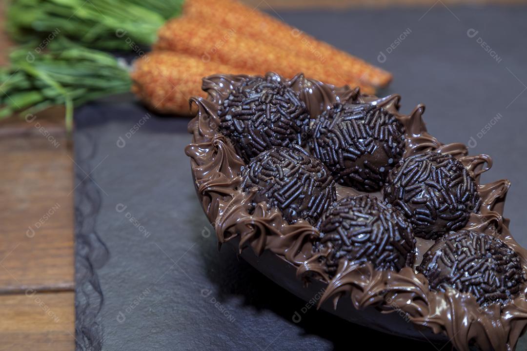 Ovo de Colher Recheado De Chocolate Imagem JPG