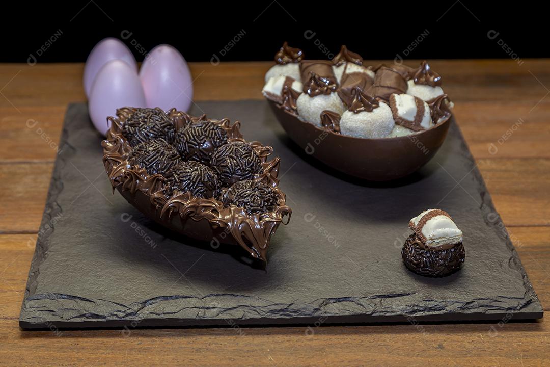 Ovos de Colher Recheado Com Chocolates Imagem JPG