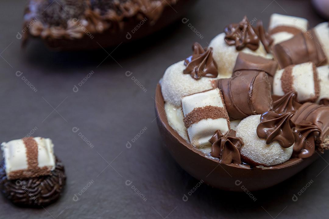 Ovo de Colher Recheado De Chocolate Imagem JPG