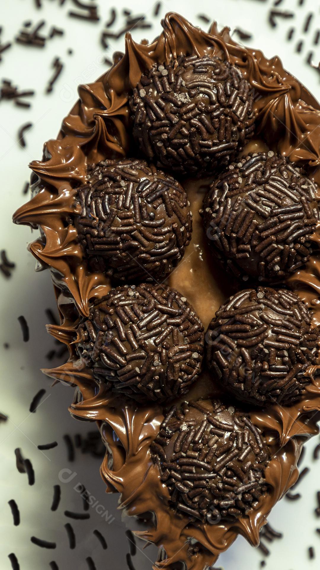 Ovo de Colher Recheado De Chocolate Imagem JPG