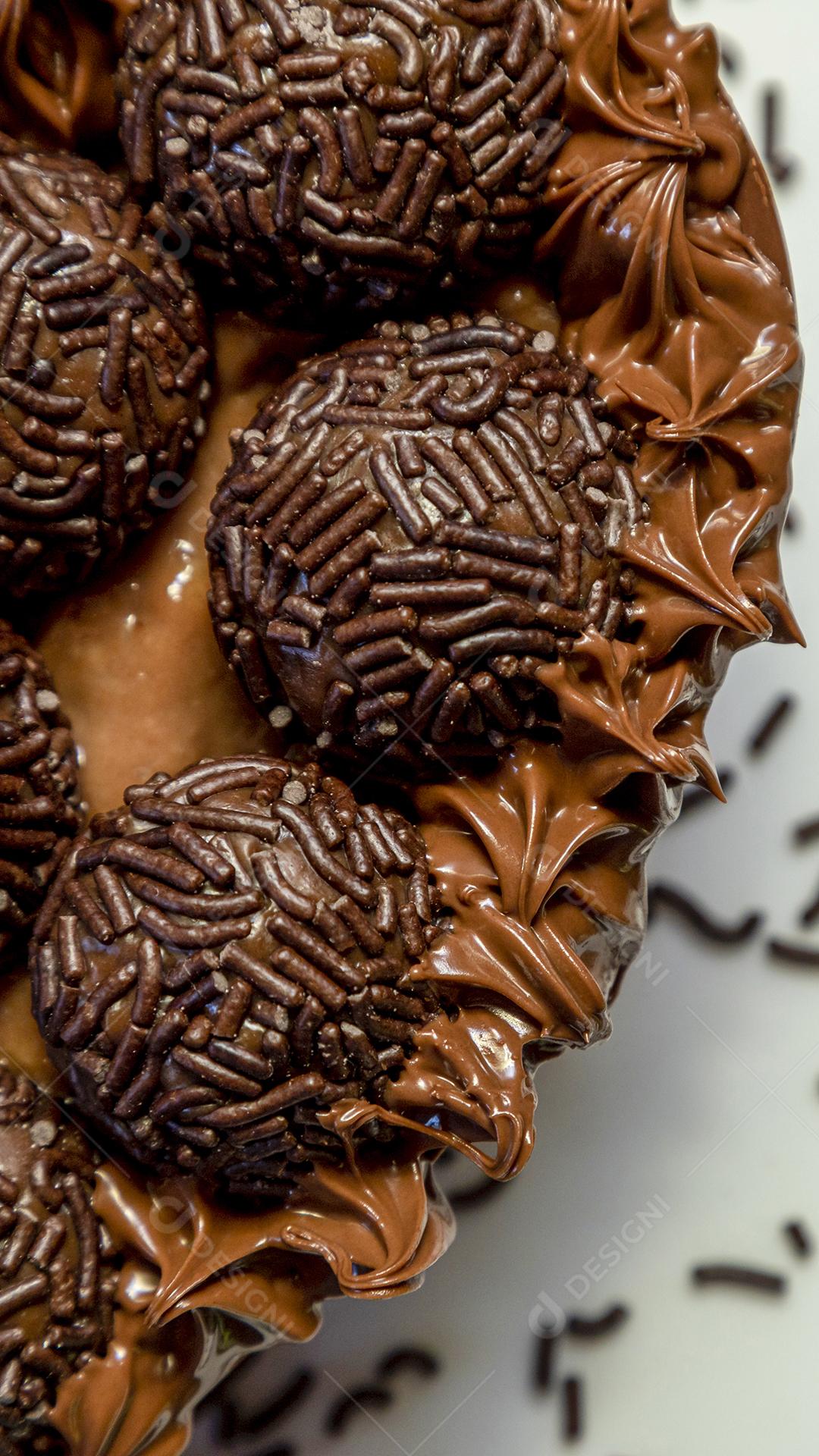 Ovo de Colher Recheado De Chocolate Imagem JPG