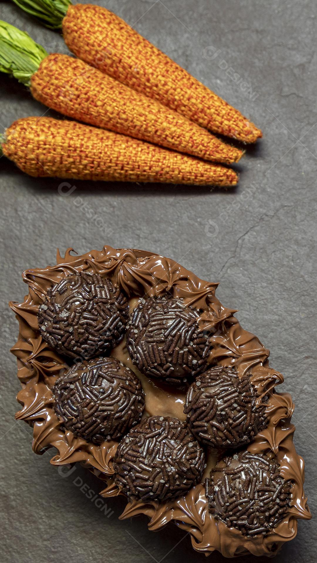 Ovo de Colher Recheado De Chocolate Imagem JPG