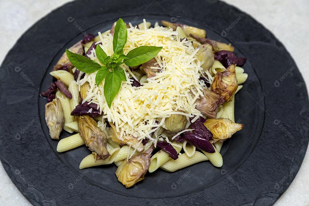 Macarrão com azeitonas pretas, queijo parmesão, corações de alcachofra