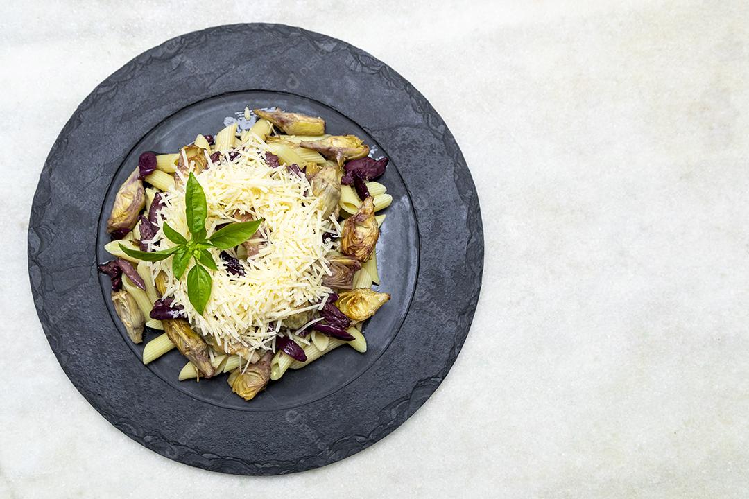 Macarrão com azeitonas pretas, queijo parmesão, corações de alcachofra