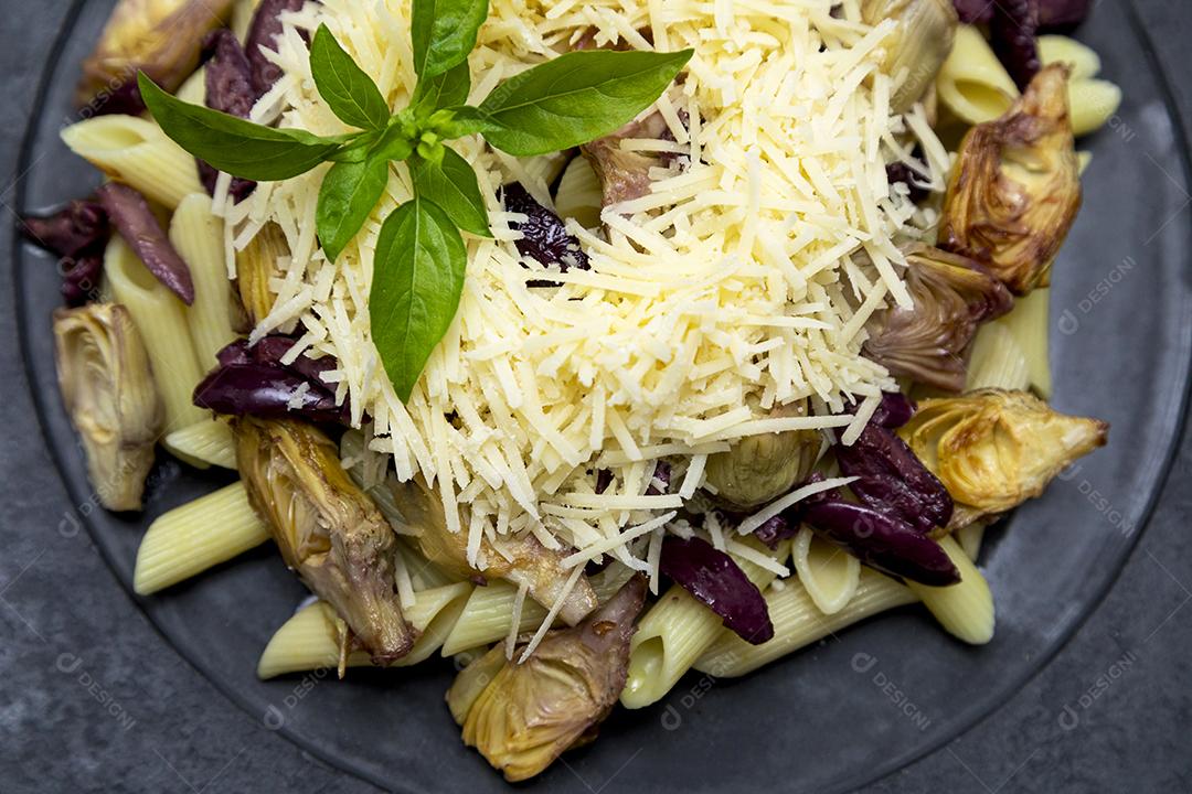 Macarrão com azeitonas pretas, queijo parmesão, corações de alcachofra