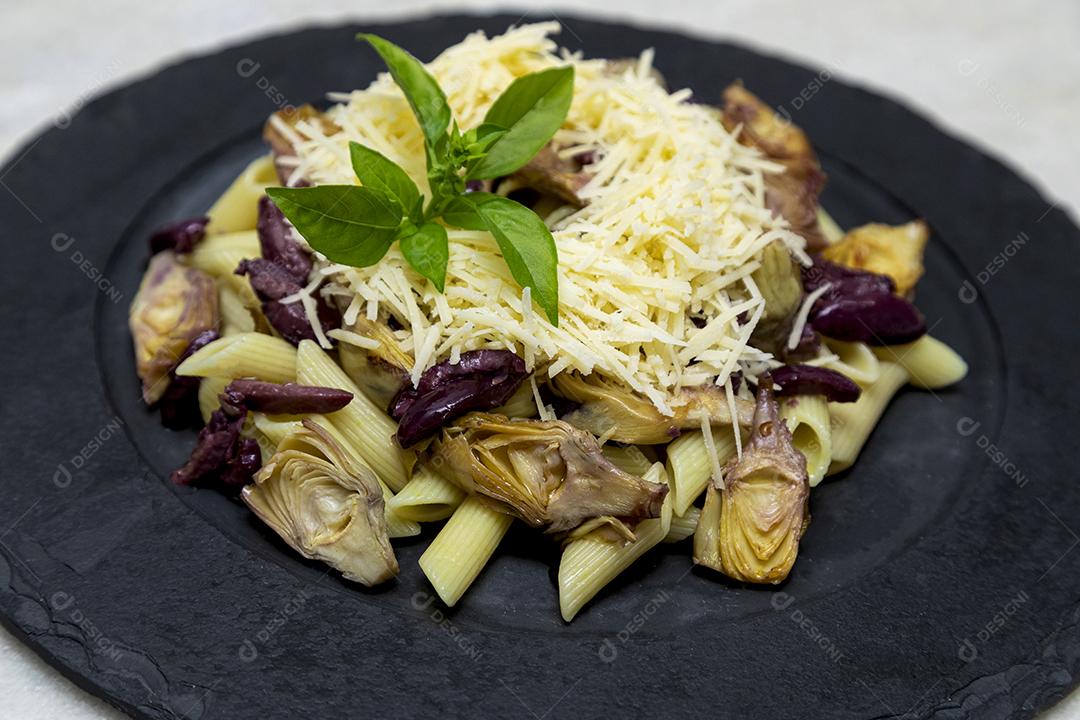 Macarrão com azeitonas pretas, queijo parmesão, corações de alcachofra