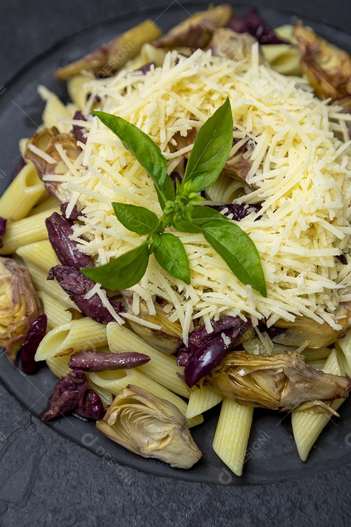 Macarrão com azeitonas pretas, queijo parmesão, corações de alcachofra