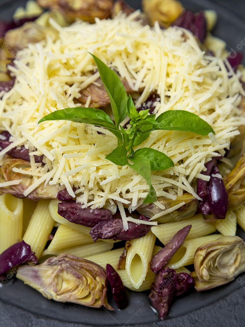 Macarrão com azeitonas pretas, queijo parmesão, corações de alcachofra