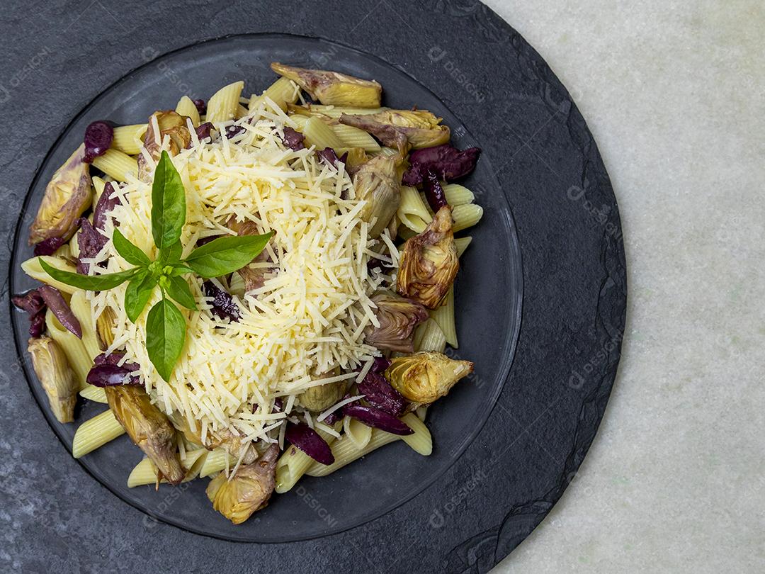 Macarrão com azeitonas pretas, queijo parmesão, corações de alcachofra