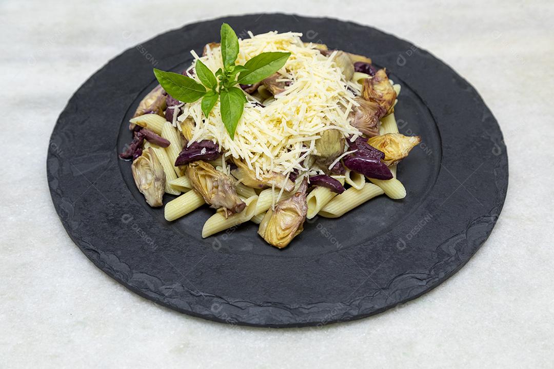 Macarrão com azeitonas pretas, queijo parmesão, corações de alcachofra