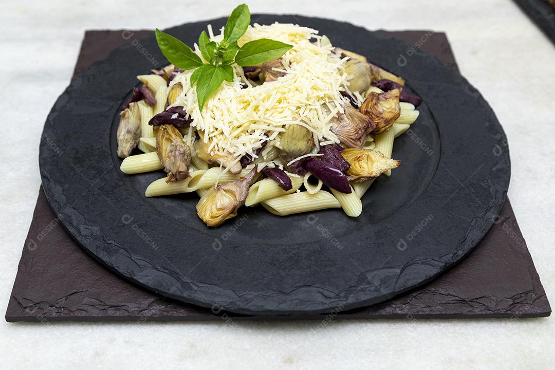 Macarrão com azeitonas pretas, queijo parmesão, corações de alcachofra