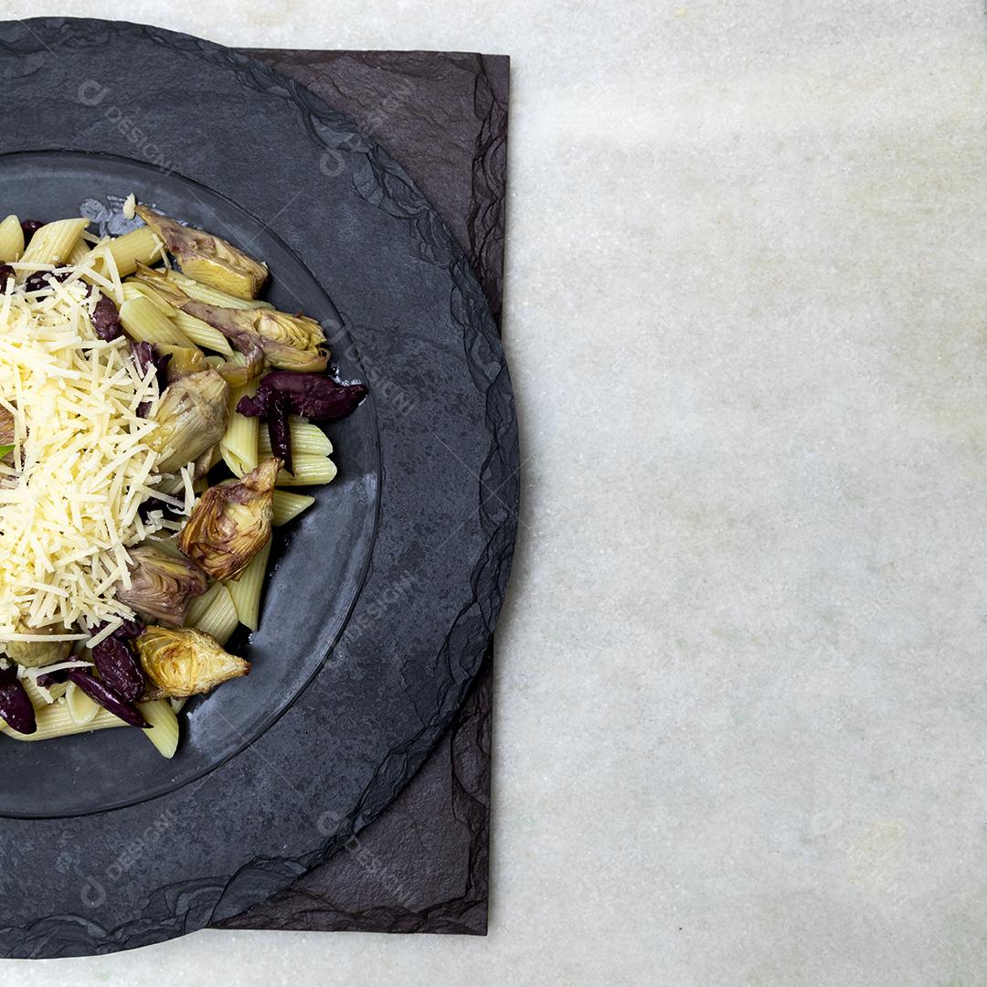 Macarrão com azeitonas pretas, queijo parmesão, corações de alcachofra
