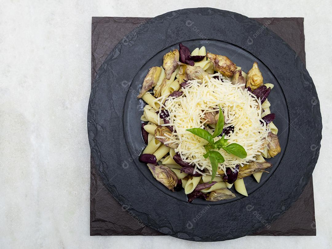 Macarrão com azeitonas pretas, queijo parmesão, corações de alcachofra