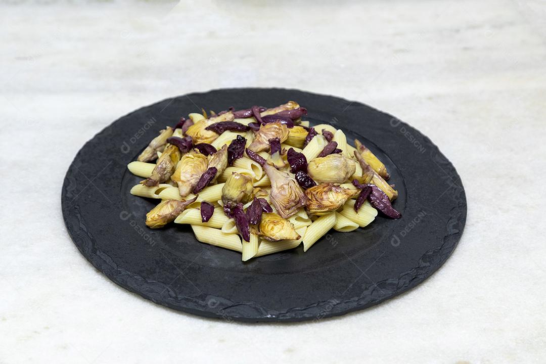 Massa com azeitonas pretas e corações de alcachofra