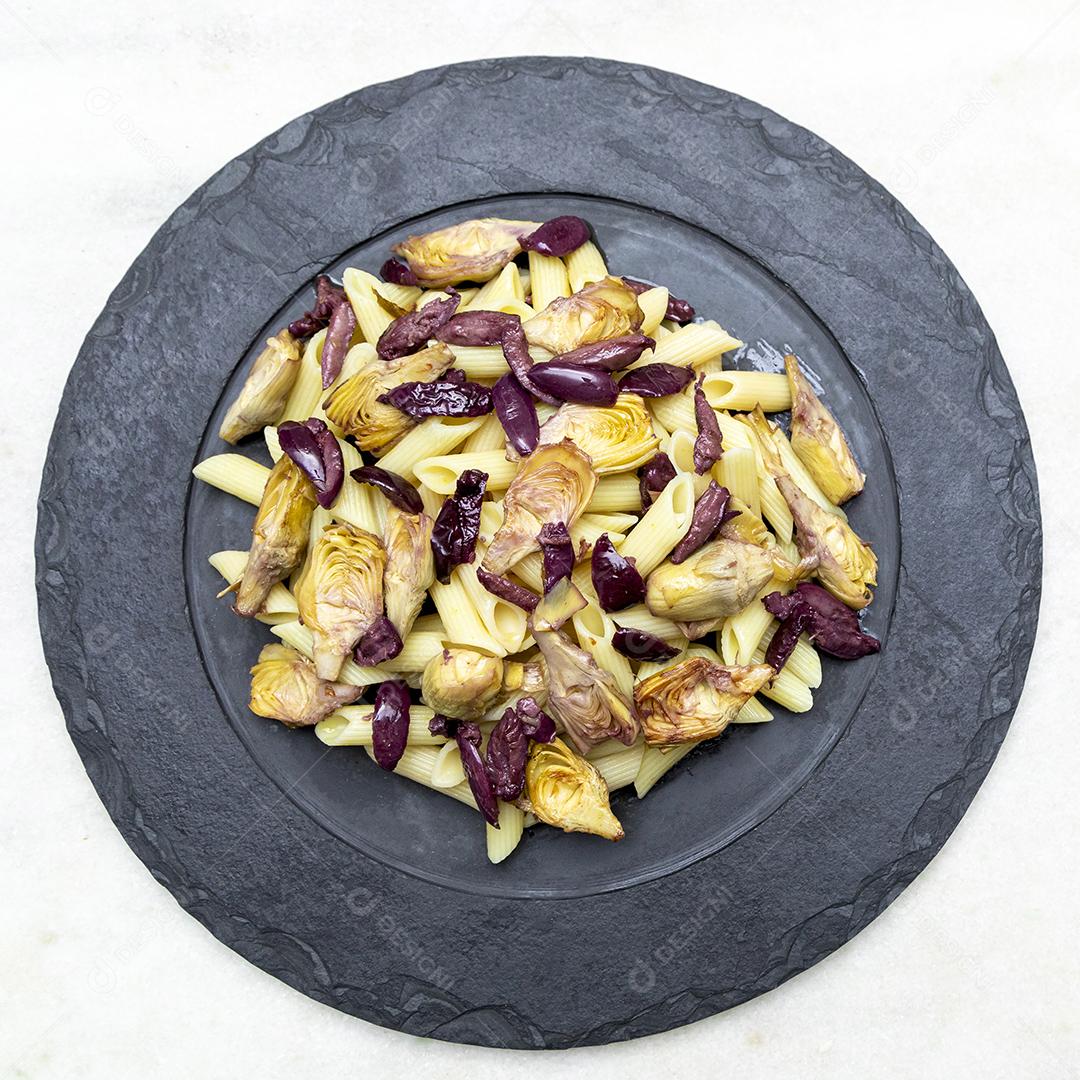 Massa com azeitonas pretas e corações de alcachofra