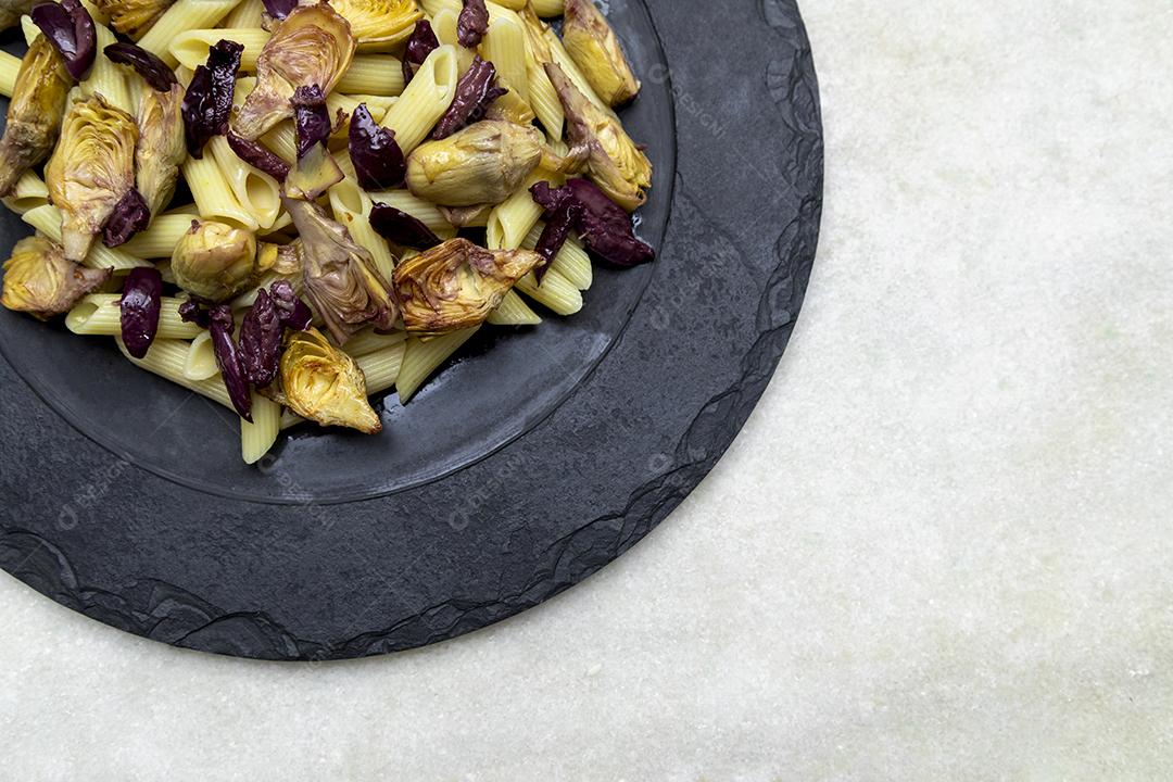 Massa com azeitonas pretas e corações de alcachofra