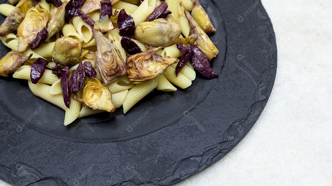 Massa com azeitonas pretas e corações de alcachofra