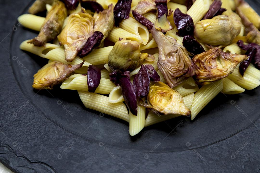 Massa com azeitonas pretas e corações de alcachofra