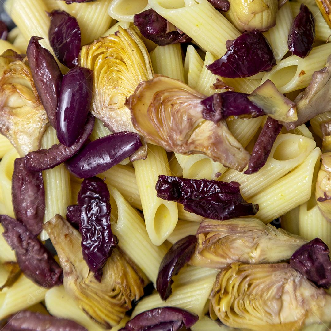 Massa com azeitonas pretas e corações de alcachofra, coberto com fresco