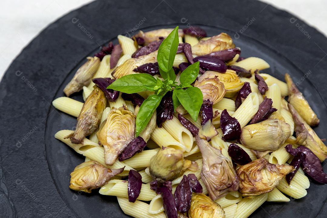 Massa com azeitonas pretas e corações de alcachofra, coberto com fresco