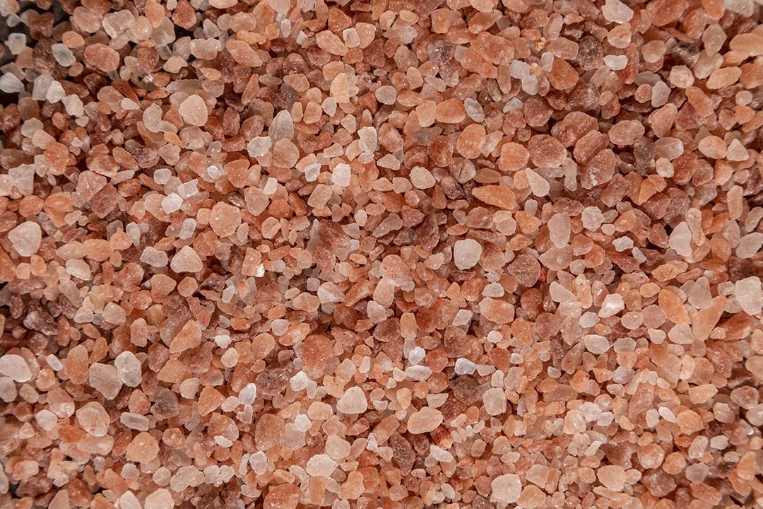 Sal rosa do Himalaia em cima de uma pedra. Foco seletivo