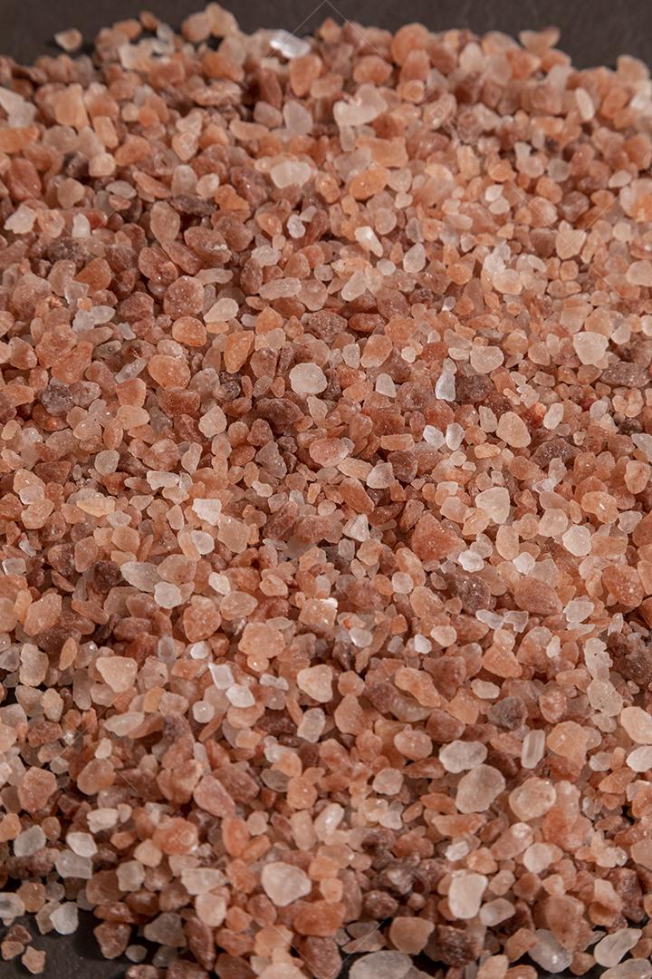 Sal rosa do Himalaia em cima de uma pedra. Foco seletivo