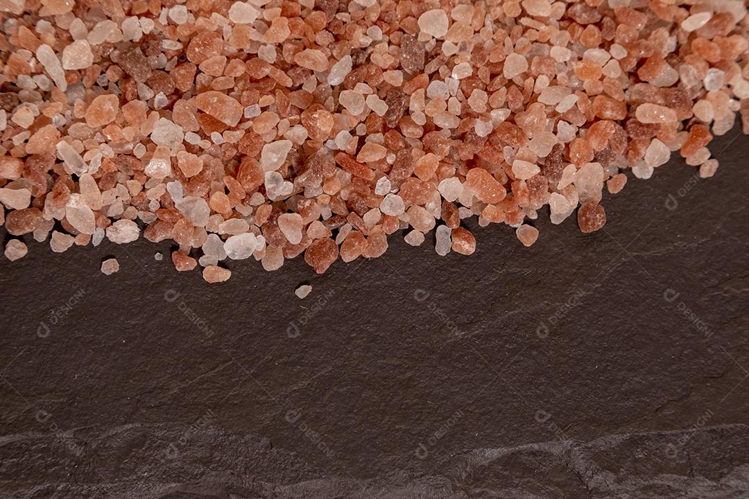 Sal rosa do Himalaia em cima de uma pedra. Foco seletivo