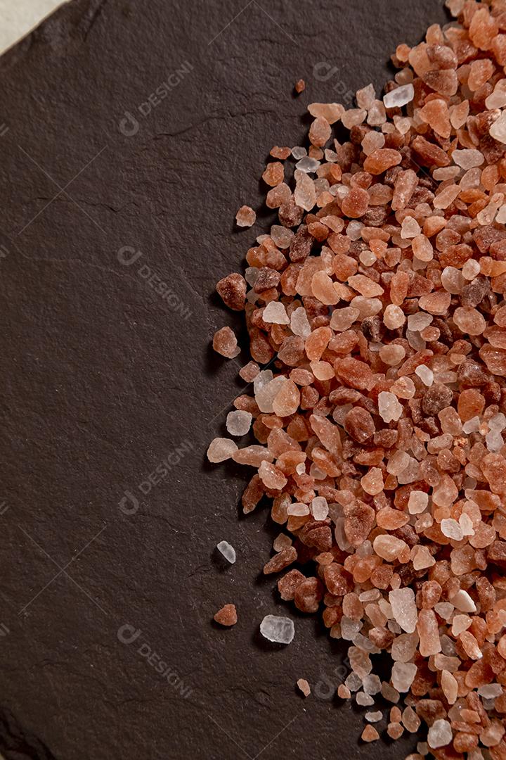 Sal rosa do Himalaia em cima de uma pedra. Foco seletivo