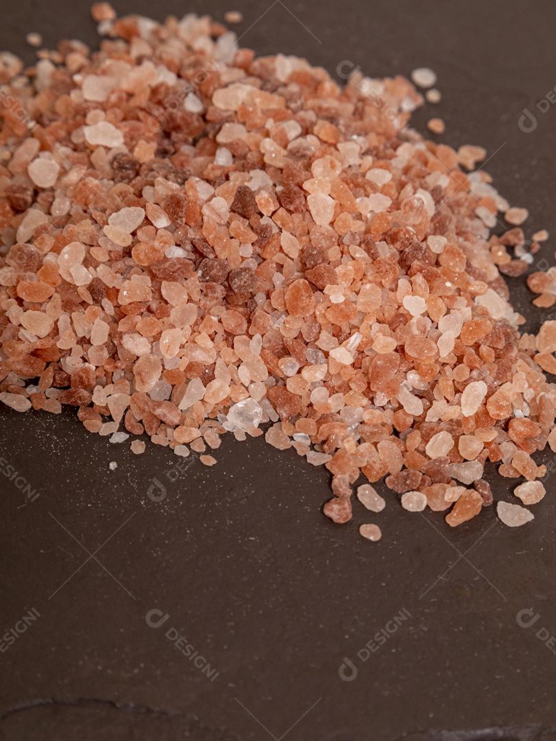 Sal rosa do Himalaia em cima de uma pedra. Foco seletivo JPG