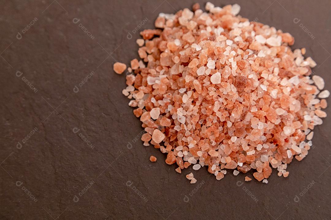 Sal rosa do Himalaia em cima de uma pedra. Foco seletivo JPG