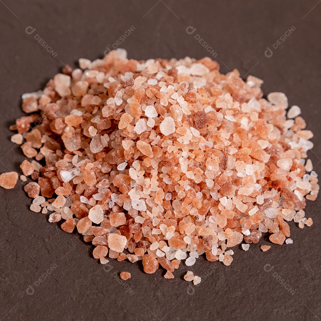Sal rosa do Himalaia em cima de uma pedra. Foco seletivo JPG