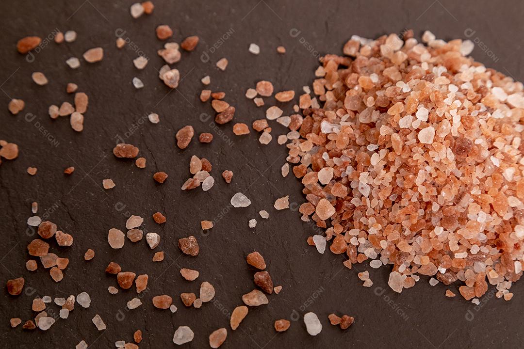 Sal rosa do Himalaia em cima de uma pedra. Foco seletivo JPG
