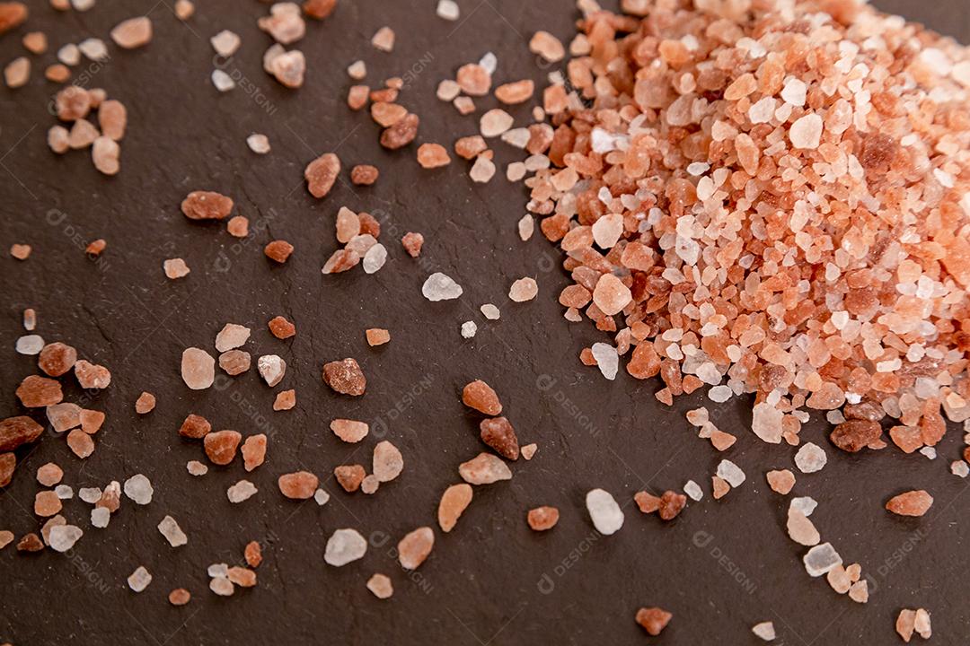 Sal rosa do Himalaia em cima de uma pedra. Foco seletivo JPG