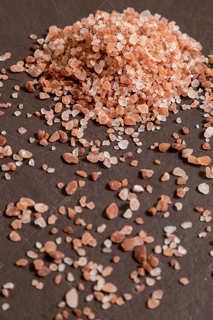 Sal rosa do Himalaia em cima de uma pedra. Foco seletivo JPG