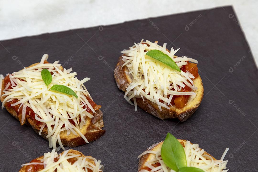 Bruschetta com tomate, manjericão e queijo parmesão no javali JPG