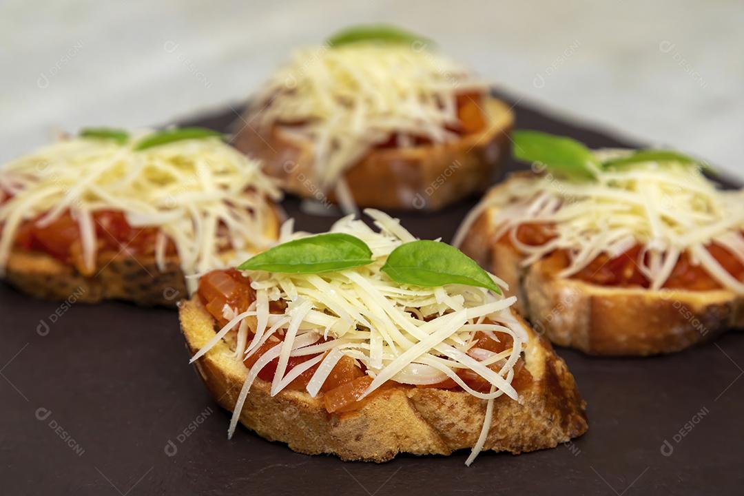 Bruschetta com tomate, manjericão e queijo parmesão no javali JPG