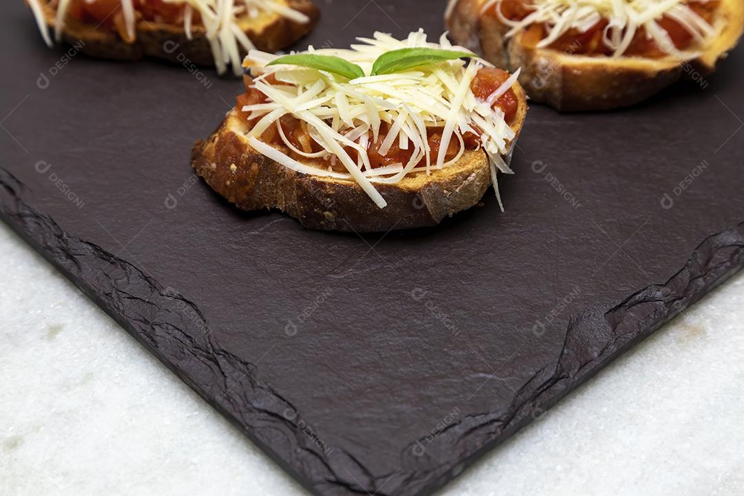 Bruschetta com tomate, manjericão e queijo parmesão no javali JPG