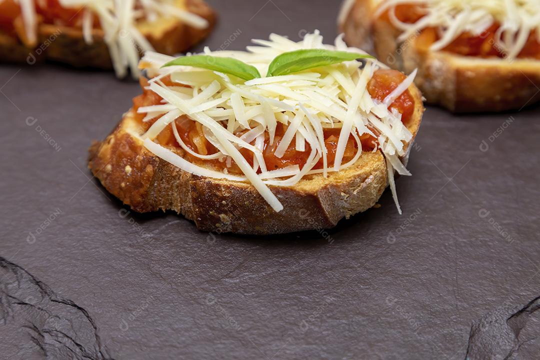 Bruschetta com tomate, manjericão e queijo parmesão no javali JPG