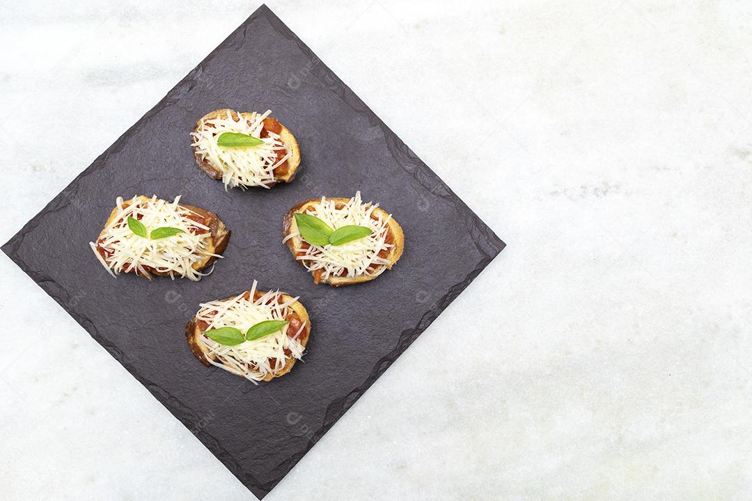 Bruschetta com tomate, manjericão e queijo parmesão no javali JPG