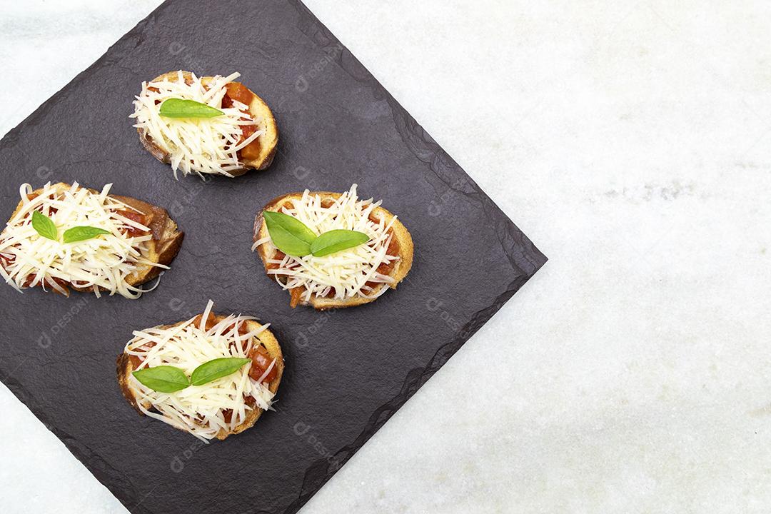 Bruschetta com tomate, manjericão e queijo parmesão no javali JPG