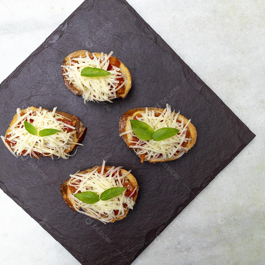 Bruschetta com tomate, manjericão e queijo parmesão no javali JPG