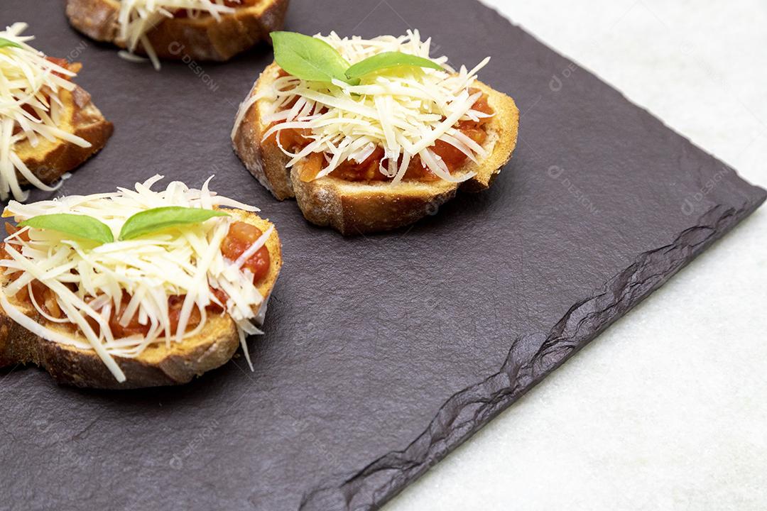 Bruschetta com tomate, manjericão e queijo parmesão no javali JPG