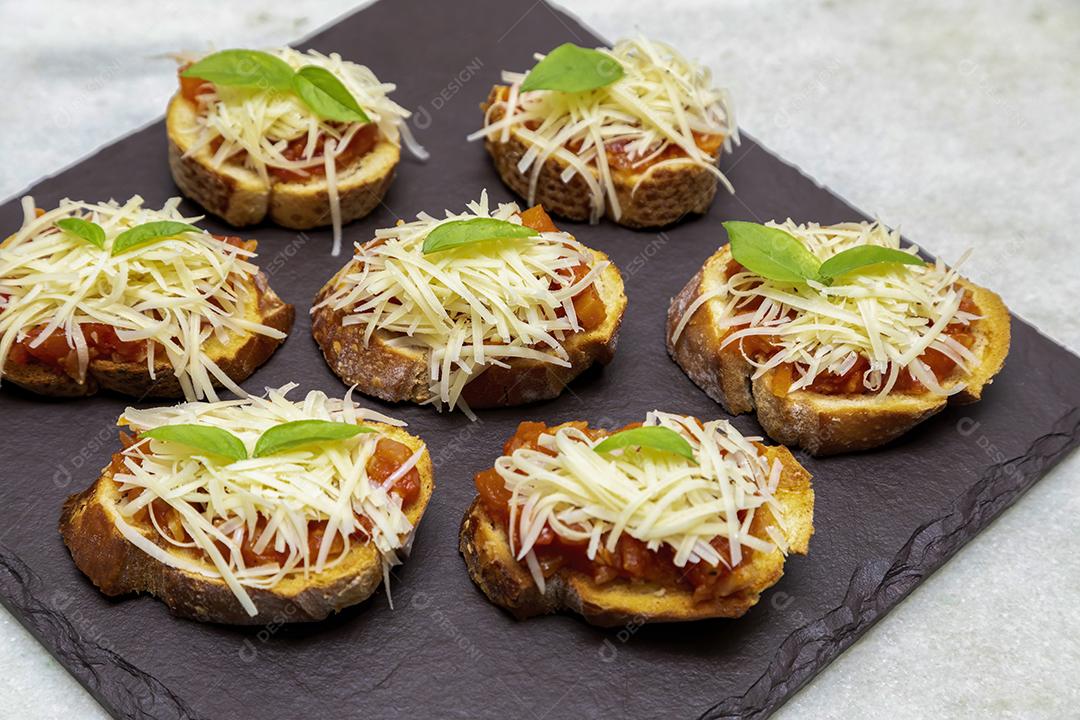 Bruschetta com tomate, manjericão e queijo parmesão no javali JPG