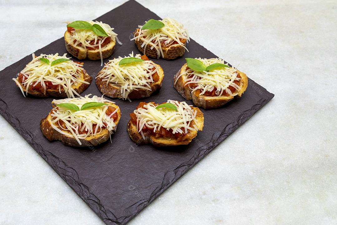 Bruschetta com tomate, manjericão e queijo parmesão no javali JPG