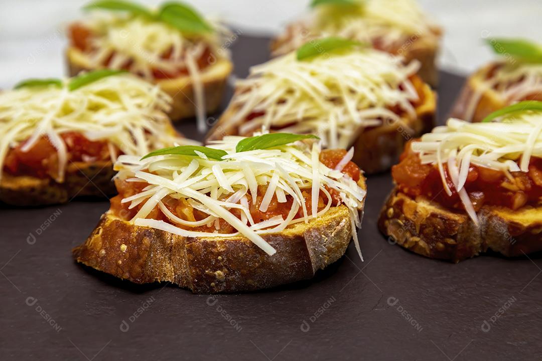 Bruschetta com tomate, manjericão e queijo parmesão no javali JPG