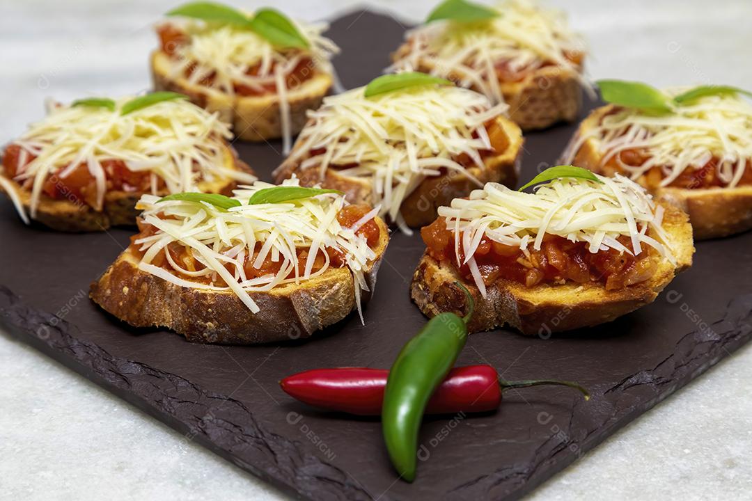 Bruschetta com tomate, manjericão e queijo parmesão no javali JPG